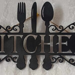 Découpe de bois représentant le mot kitchen avec des ustensiles de cuisine