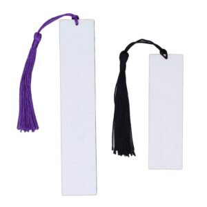 Un grand marque-page blanc sans motif avec son pompon violet et un petit marque-page blanc sans motif avec son pompon noir